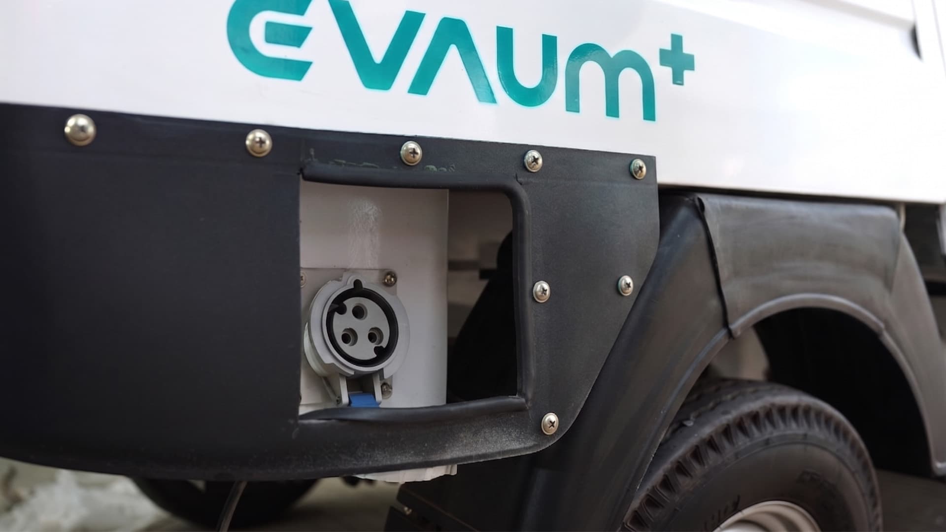 EVAUM PAX charging port